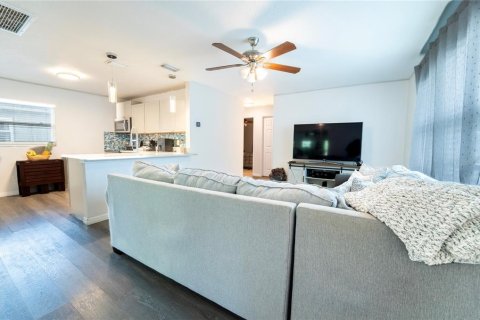 House in Tampa, Florida 2 bedrooms, 95.69 sq.m. № 2223379 - photo 5
