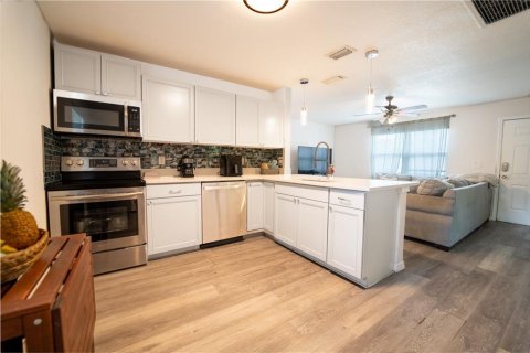 House in Tampa, Florida 2 bedrooms, 95.69 sq.m. № 2223379 - photo 2