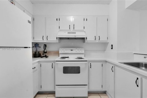 Condo in Miami, Florida, 2 bedrooms № 1991628 - photo 5