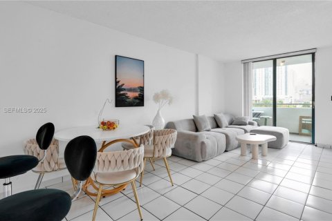 Condo in Miami, Florida, 2 bedrooms № 1991628 - photo 1
