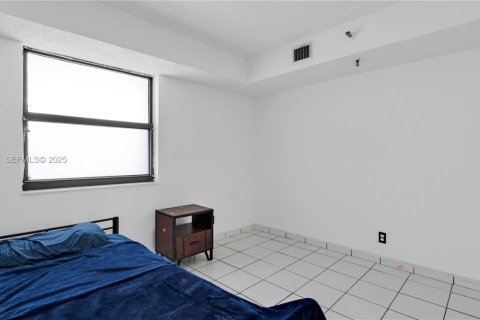 Condo in Miami, Florida, 2 bedrooms № 1991628 - photo 13