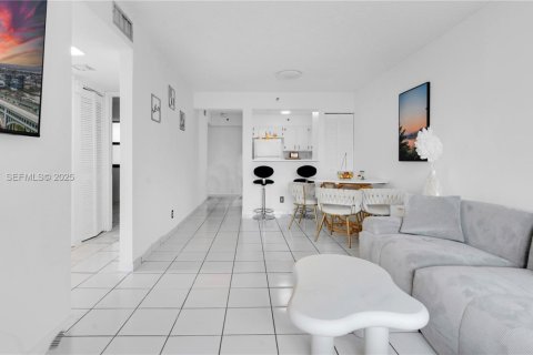 Condo in Miami, Florida, 2 bedrooms № 1991628 - photo 6