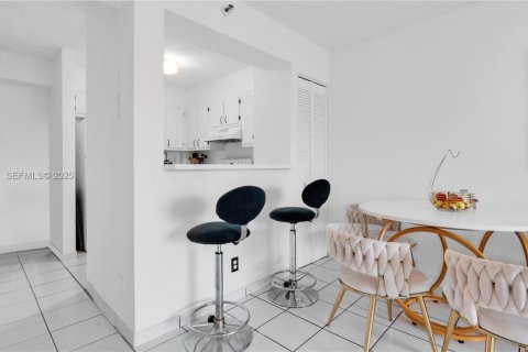 Condo in Miami, Florida, 2 bedrooms № 1991628 - photo 7