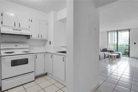 Condo in Miami, Florida, 2 bedrooms № 1991628 - photo 4