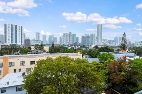 Condo in Miami, Florida, 2 bedrooms № 1991628 - photo 9