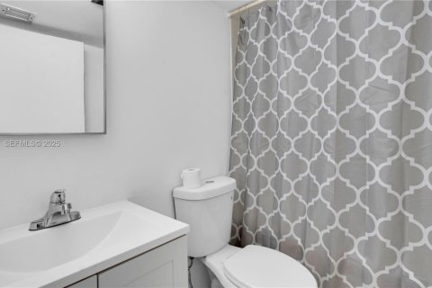 Condo in Miami, Florida, 2 bedrooms № 1991628 - photo 14