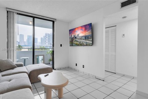 Condo in Miami, Florida, 2 bedrooms № 1991628 - photo 2