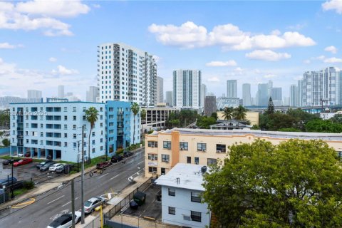 Condo in Miami, Florida, 2 bedrooms № 1991628 - photo 10