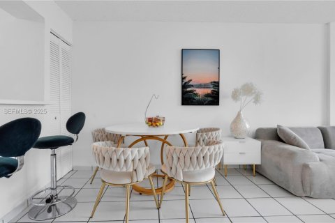 Condo in Miami, Florida, 2 bedrooms № 1991628 - photo 8