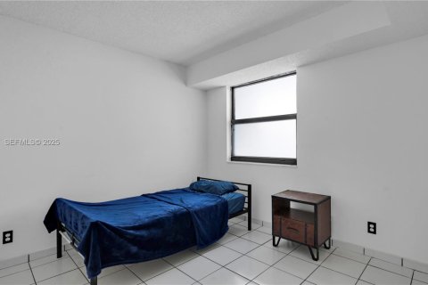 Condo in Miami, Florida, 2 bedrooms № 1991628 - photo 12