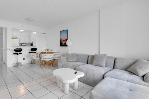 Condo in Miami, Florida, 2 bedrooms № 1991628 - photo 3