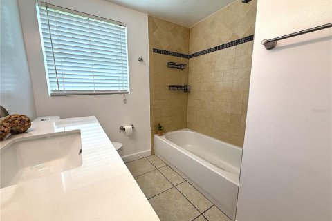 House in Orlando, Florida 4 bedrooms, 192.31 sq.m. № 1776570 - photo 13