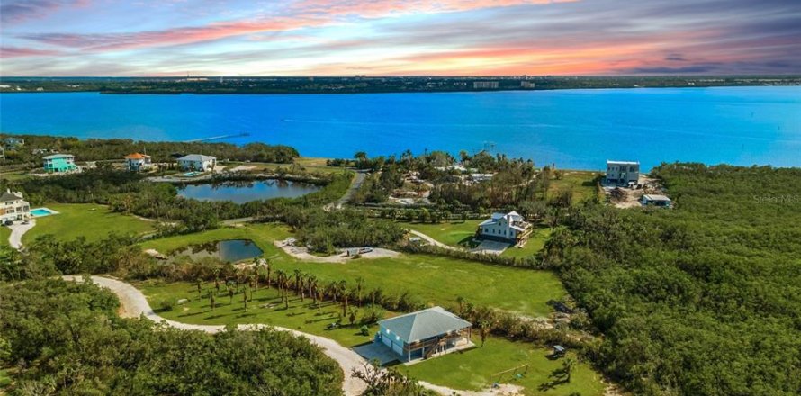 House in Terra Ceia, Florida 6 bedrooms, 200.67 sq.m. № 1582213