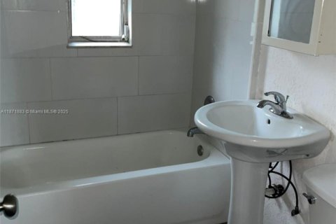 House in Fort Lauderdale, Florida 3 bedrooms, 103.68 sq.m. № 1922917 - photo 10
