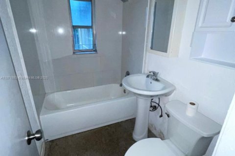 House in Fort Lauderdale, Florida 3 bedrooms, 103.68 sq.m. № 1922917 - photo 9