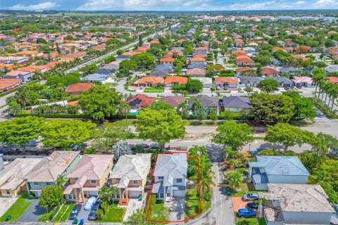 Casa en venta en Miami, Florida, 4 dormitorios, 213.86 m2 № 1785761 - foto 6