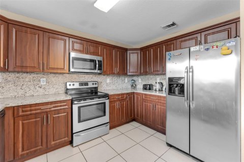 Casa en venta en Miami, Florida, 4 dormitorios, 213.86 m2 № 1785761 - foto 20