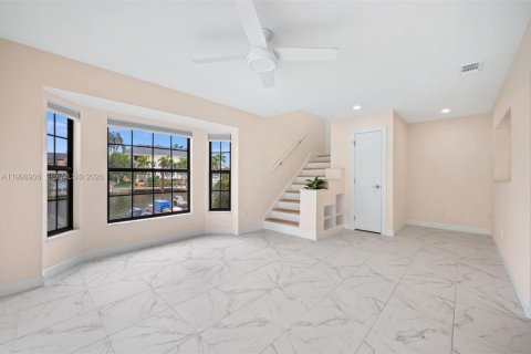 House in Cape Coral, Florida 4 bedrooms, 265.33 sq.m. № 2068767 - photo 28