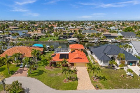 House in Cape Coral, Florida 4 bedrooms, 265.33 sq.m. № 2068767 - photo 4