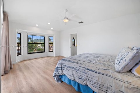 House in Cape Coral, Florida 4 bedrooms, 265.33 sq.m. № 2068767 - photo 30