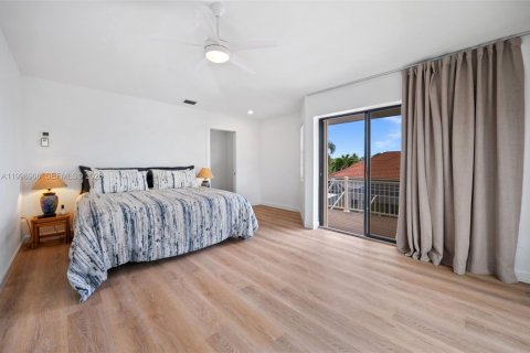 House in Cape Coral, Florida 4 bedrooms, 265.33 sq.m. № 2068767 - photo 29