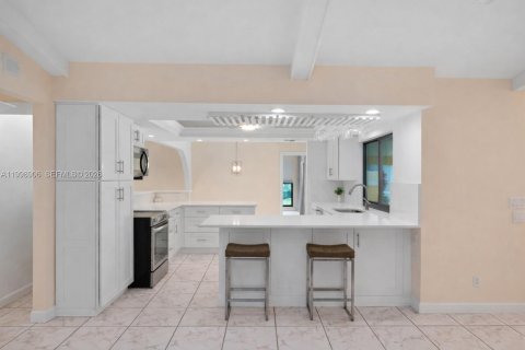 House in Cape Coral, Florida 4 bedrooms, 265.33 sq.m. № 2068767 - photo 14