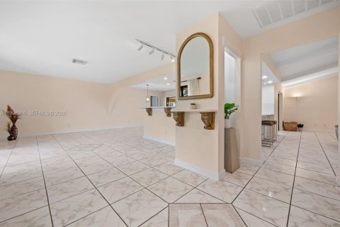 House in Cape Coral, Florida 4 bedrooms, 265.33 sq.m. № 2068767 - photo 7