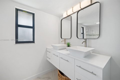 House in Cape Coral, Florida 4 bedrooms, 265.33 sq.m. № 2068767 - photo 21