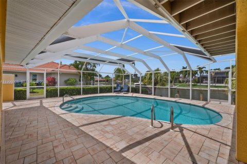 House in Cape Coral, Florida 4 bedrooms, 265.33 sq.m. № 2068767 - photo 2