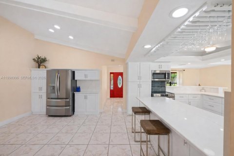 House in Cape Coral, Florida 4 bedrooms, 265.33 sq.m. № 2068767 - photo 15