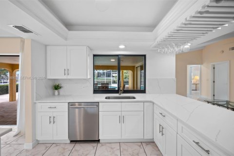 House in Cape Coral, Florida 4 bedrooms, 265.33 sq.m. № 2068767 - photo 12