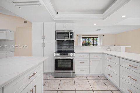 House in Cape Coral, Florida 4 bedrooms, 265.33 sq.m. № 2068767 - photo 13