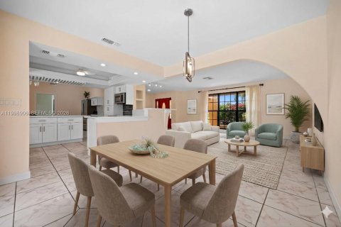 House in Cape Coral, Florida 4 bedrooms, 265.33 sq.m. № 2068767 - photo 10