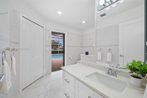 House in Cape Coral, Florida 4 bedrooms, 265.33 sq.m. № 2068767 - photo 25