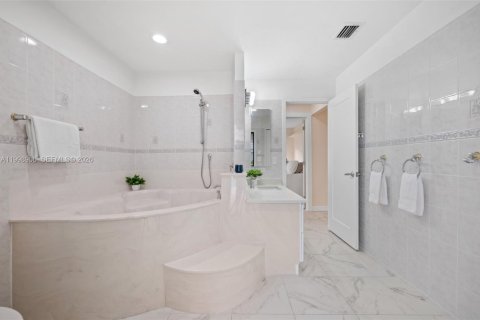 House in Cape Coral, Florida 4 bedrooms, 265.33 sq.m. № 2068767 - photo 26