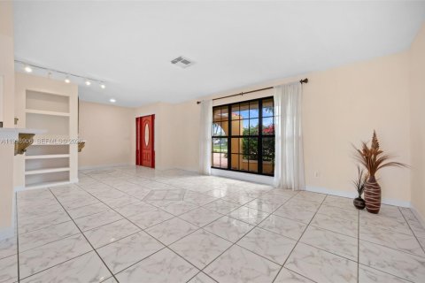 House in Cape Coral, Florida 4 bedrooms, 265.33 sq.m. № 2068767 - photo 8
