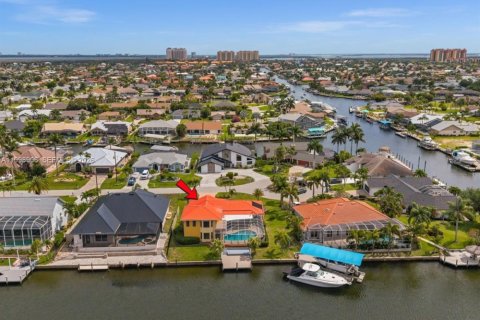 House in Cape Coral, Florida 4 bedrooms, 265.33 sq.m. № 2068767