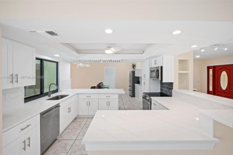 House in Cape Coral, Florida 4 bedrooms, 265.33 sq.m. № 2068767 - photo 11