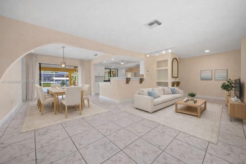 House in Cape Coral, Florida 4 bedrooms, 265.33 sq.m. № 2068767 - photo 9