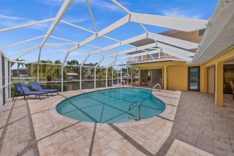 House in Cape Coral, Florida 4 bedrooms, 265.33 sq.m. № 2068767 - photo 3