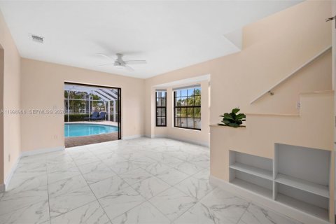 House in Cape Coral, Florida 4 bedrooms, 265.33 sq.m. № 2068767 - photo 27