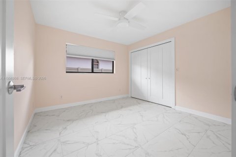 House in Cape Coral, Florida 4 bedrooms, 265.33 sq.m. № 2068767 - photo 23