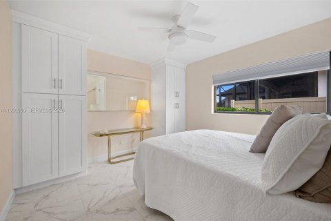 House in Cape Coral, Florida 4 bedrooms, 265.33 sq.m. № 2068767 - photo 24