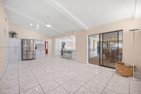 House in Cape Coral, Florida 4 bedrooms, 265.33 sq.m. № 2068767 - photo 18