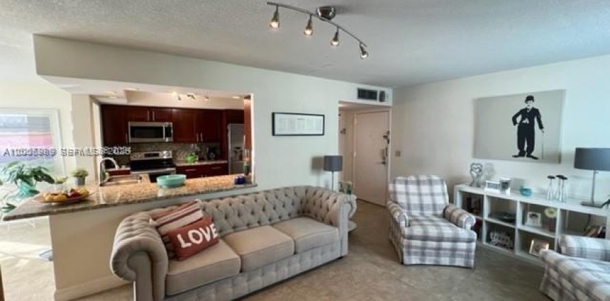 Condominio en North Miami Beach, Florida, 2 dormitorios  № 2168529