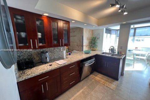 Condominio en venta en North Miami Beach, Florida, 2 dormitorios, 112.69 m2 № 2168529 - foto 3