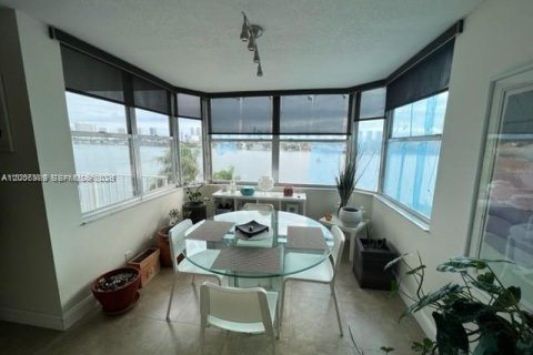 Condominio en venta en North Miami Beach, Florida, 2 dormitorios, 112.69 m2 № 2168529 - foto 5
