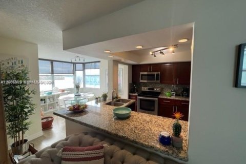 Condominio en venta en North Miami Beach, Florida, 2 dormitorios, 112.69 m2 № 2168529 - foto 2