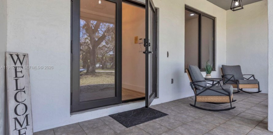 Дом в Майами, Флорида 3 спальни, 236.16м2 № 2047188