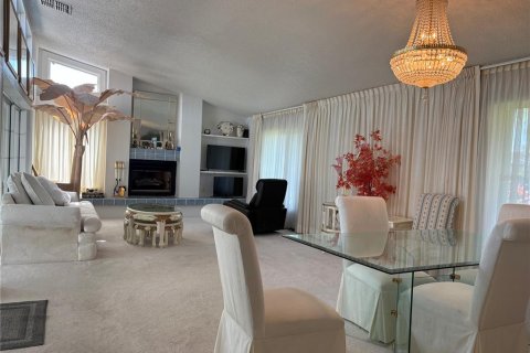 House in Brandon, Florida 3 bedrooms, 168.71 sq.m. № 1853278 - photo 4